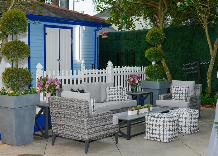 5 Bedroom - Sleeps 8! Steps From Bourbon Street!