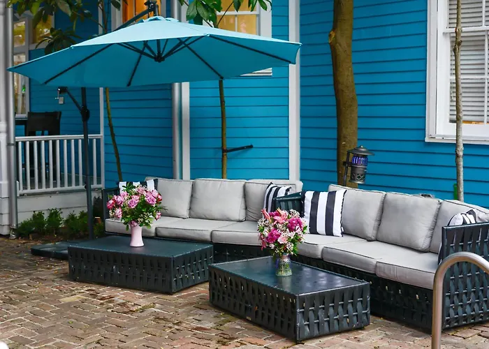 5 Bedroom - Sleeps 8! Steps From Bourbon Street!