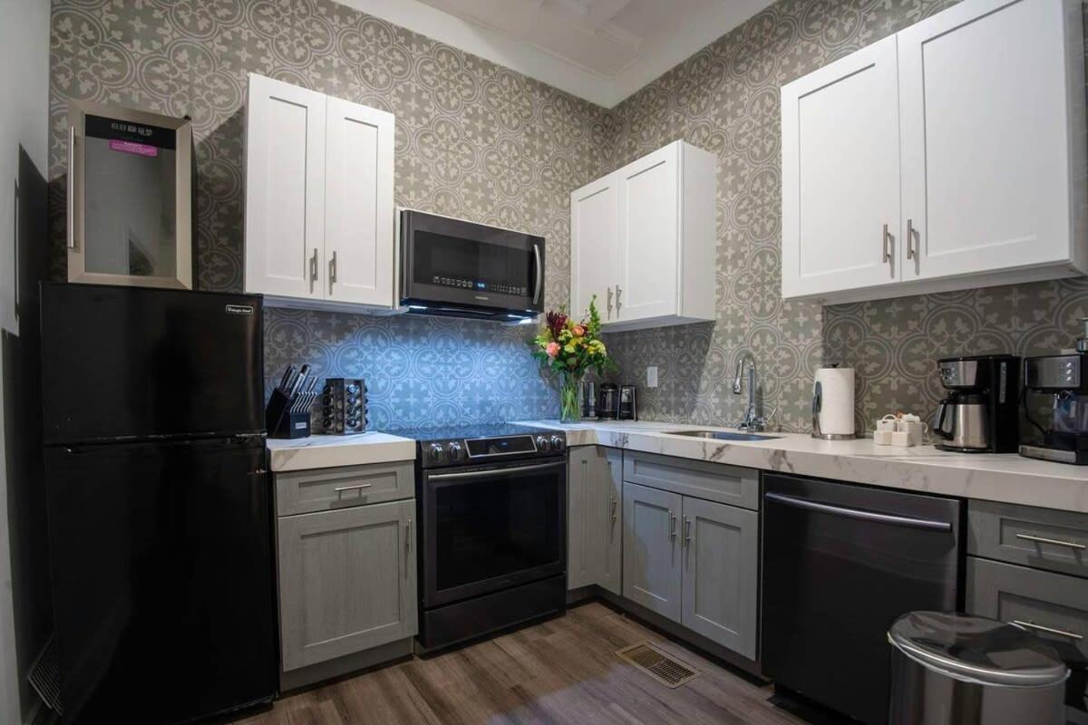5 Bedroom - Sleeps 8! Steps From Bourbon Street! Villa *
